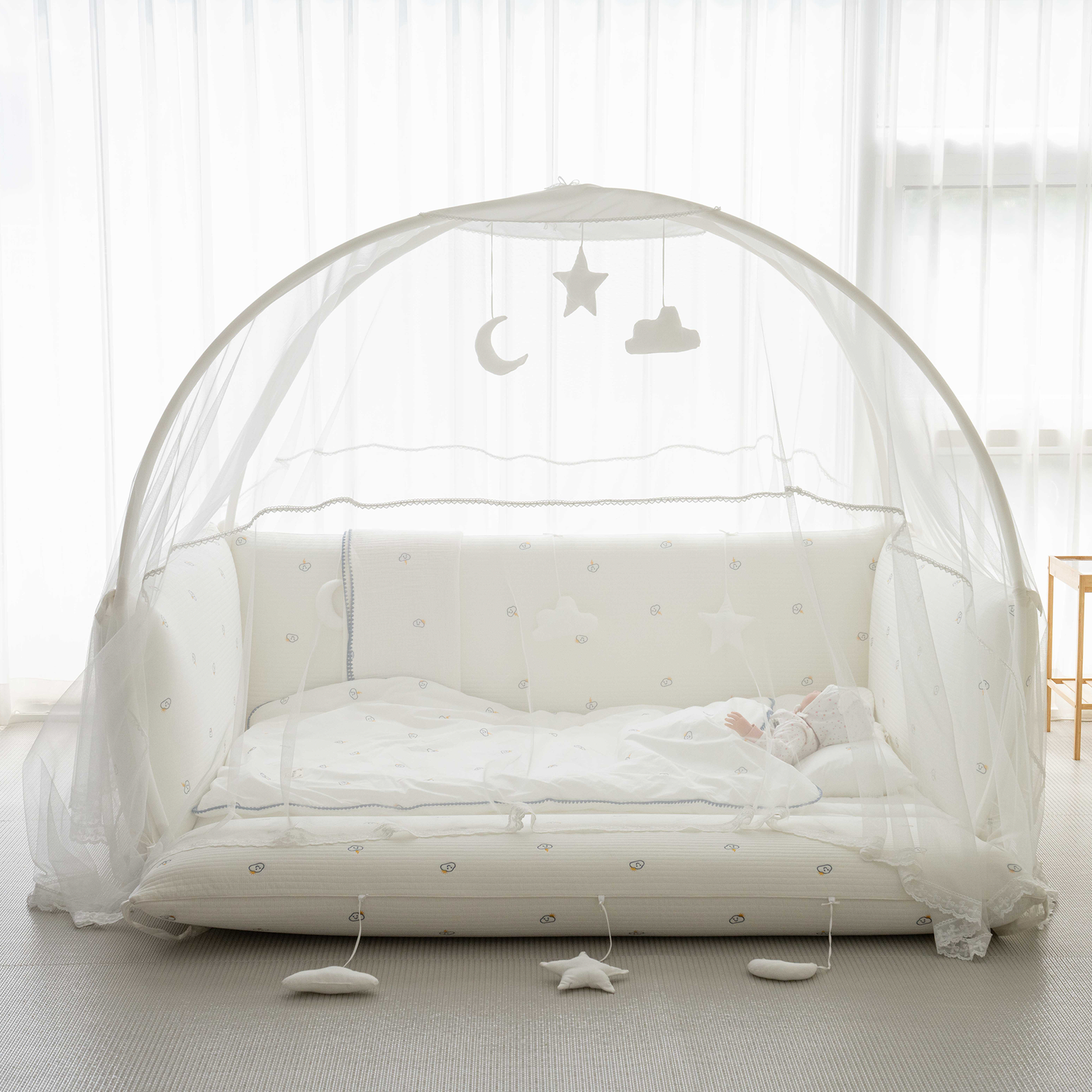 LOLBaby Cotton Embroidery Bumper Bed with Hanging Toy and Canopy Cloud White